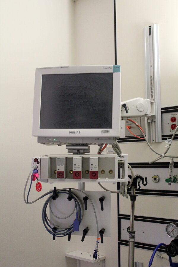 A bedside ICU monitor: heart rate, blood pressure, oxygen saturation, respiration. The data a sepsis model watches is mostly this, sampled intermittently and pooled with labs and notes. The signal of impending sepsis is in here somewhere, tangled up with everything else a sick patient’s body is doing. Photo: Quinn Dombrowski, CC BY-SA 2.0, via Wikimedia Commons.